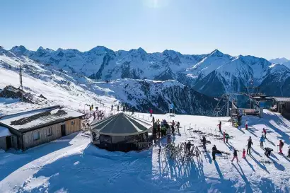 sechzeiger-Schirmbar-im-Skigebiet-Hochzeiger--Oliver-Gartzke